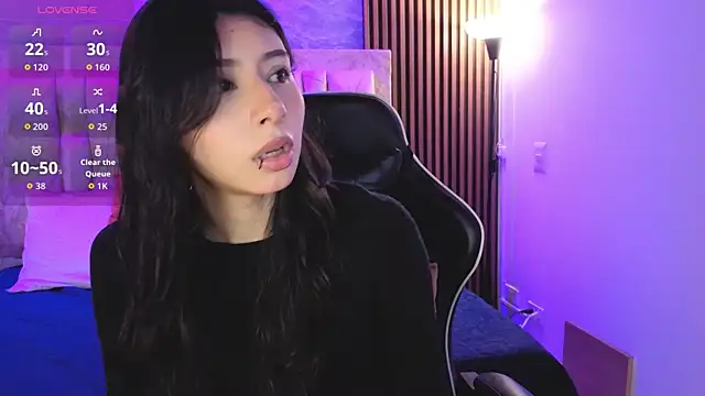 chloe bluee  online show from 04/21/26, 11:06