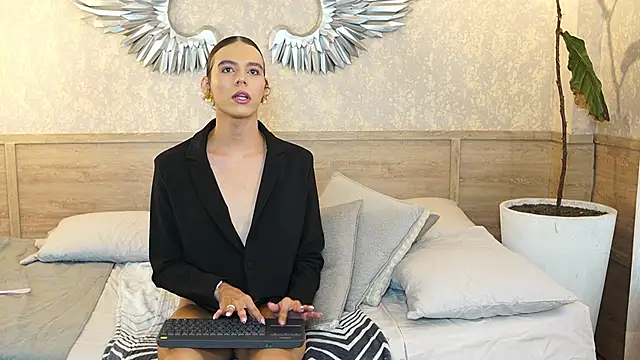 Snapshot of Luxa_Velvet chatting on 03/14/26, 01:06 Luxa Velvet online show from 03/14/26, 01:06