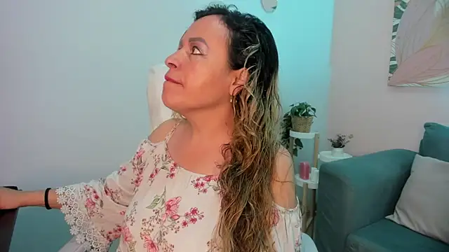 Ivonne 4 online show from 04/01/26, 12:39