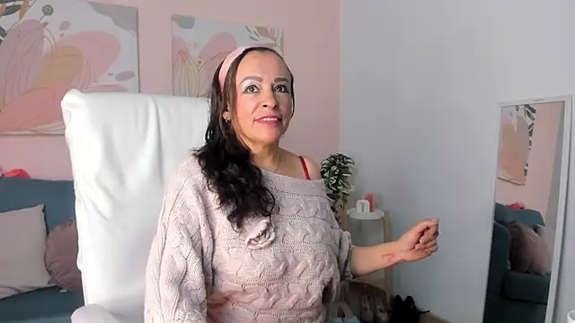 Snapshot of Ivonne_4 chatting on 06/19/26, 01:28 Ivonne 4 online show from 06/19/26, 01:28