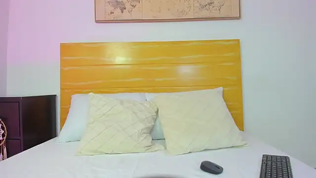 mia watsonn  online show from 04/12/26, 02:59