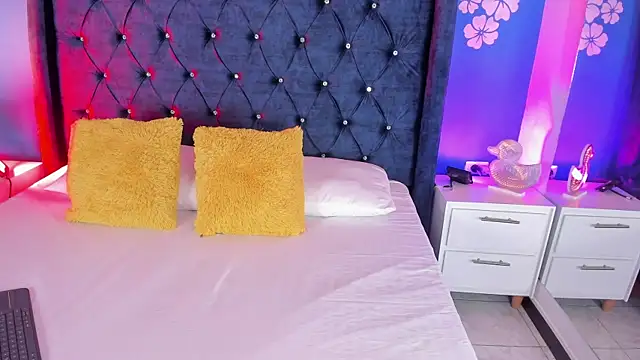 laurasmith  online show from 04/17/26, 12:30