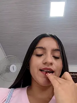 Snapshot of DulceCaroX chatting on 06/16/26, 01:33 DulceCaroX online show from 06/16/26, 01:33