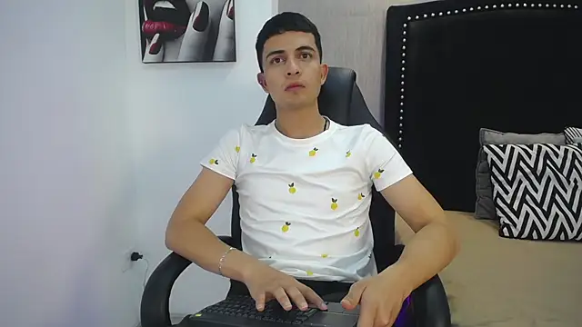 NewYoungHot online show from 04/11/26, 08:34