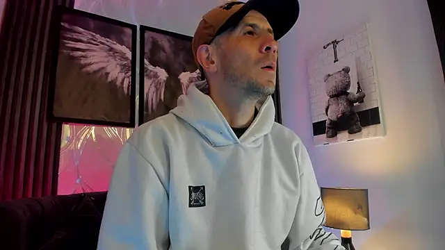 Milanwhite  online show from 02/25/26, 11:32