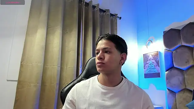 Snapshot of TonyPetrovjs chatting on 07/17/26, 05:26 TonyPetrovjs online show from 07/17/26, 05:26