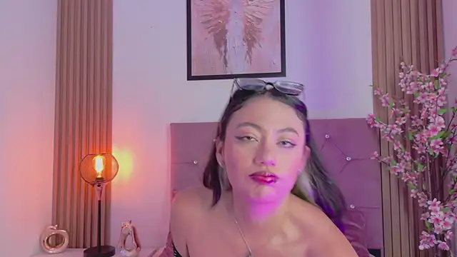 Snapshot of ravena_queen chatting on 07/21/26, 06:42 ravena queen online show from 07/21/26, 06:42