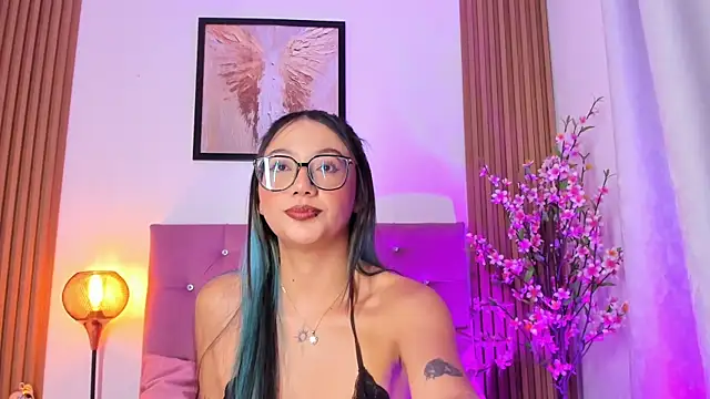 Snapshot of ravena_queen chatting on 06/15/26, 01:06 ravena queen online show from 06/15/26, 01:06
