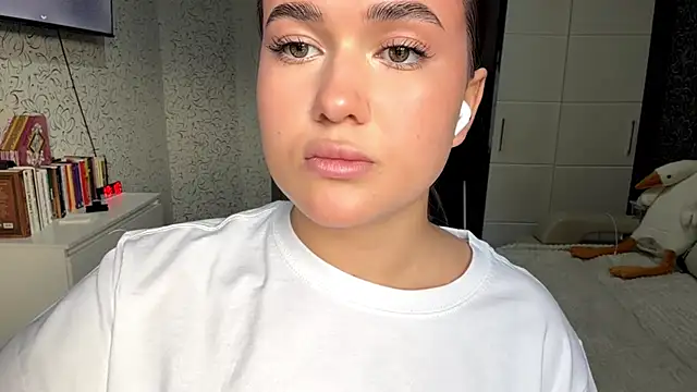 JoycelynUrion online show from 04/11/26, 11:14