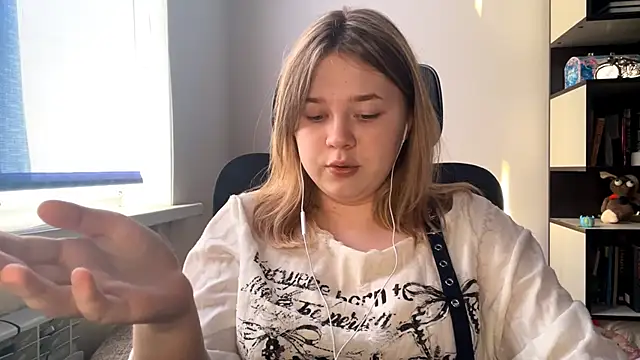 TomikoPfau online show from 04/14/26, 02:11