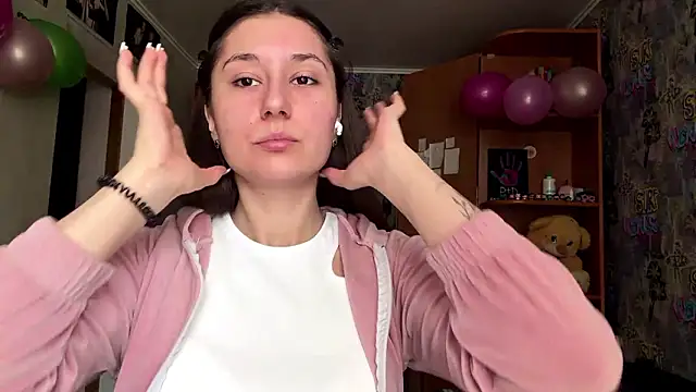 Snapshot of poly_princess chatting on 02/24/26, 06:03 poly princess online show from 02/24/26, 06:03