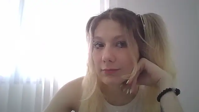 Snapshot of Foxy_Bright chatting on 03/01/26, 12:38 Foxy Bright online show from 03/01/26, 12:38