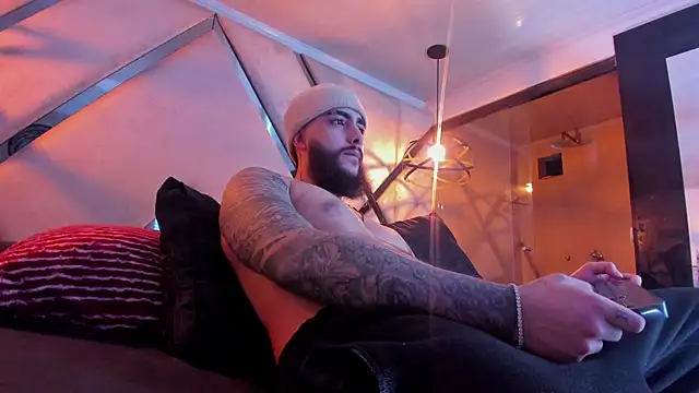 SantiagoHincapiie online show from 03/06/26, 04:18