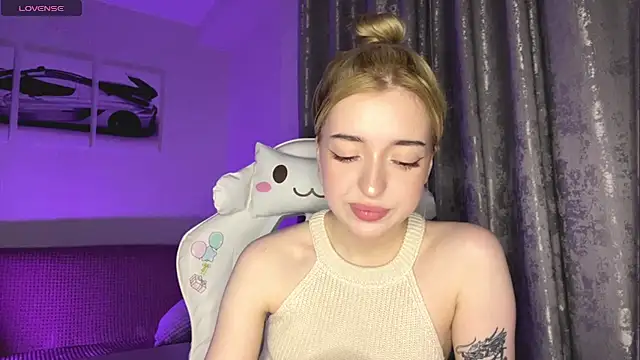 Snapshot of EllianaMiller chatting on 03/01/26, 10:32 EllianaMiller online show from 03/01/26, 10:32