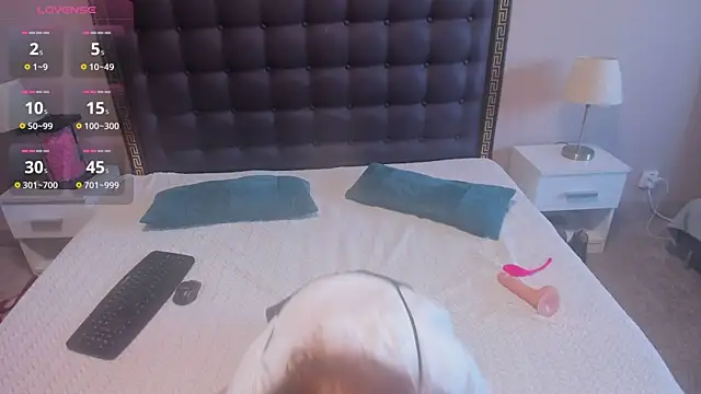 Snapshot of curly_muffin chatting on 02/25/26, 05:51 curly muffin online show from 02/25/26, 05:51