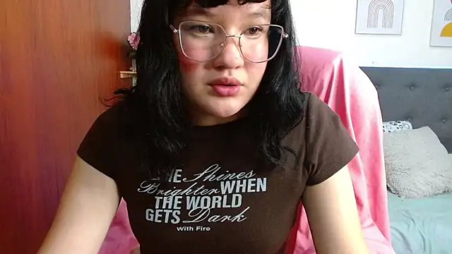 Snapshot of Luna__petit chatting on 03/03/26, 07:54 Luna petit online show from 03/03/26, 07:54