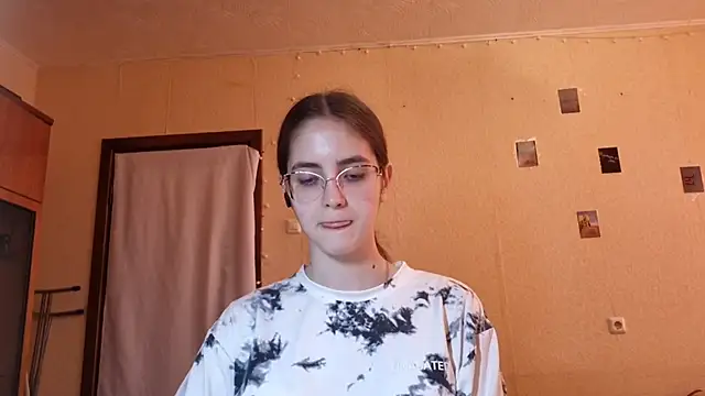 Snapshot of Katelemon chatting on 06/25/26, 10:20 Katelemon online show from 06/25/26, 10:20