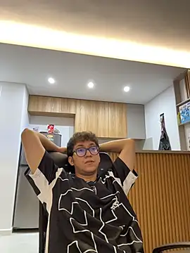 Apolo 137 online show from 04/16/26, 02:23