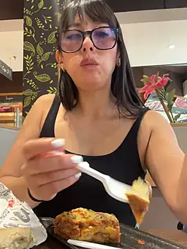 Snapshot of susi_chimm chatting on 05/18/26, 04:23 susi chimm online show from 05/18/26, 04:23