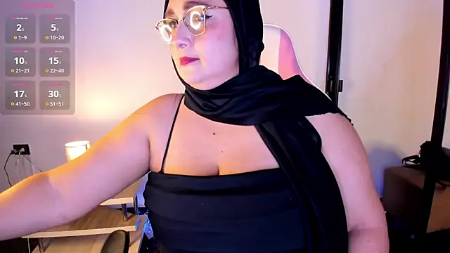 Snapshot of HijabiMilff chatting on 05/14/26, 02:36 HijabiMilff online show from 05/14/26, 02:36