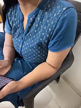 Snapshot of Queenlipx chatting on 02/20/26, 08:11 Queenlipx online show from 02/20/26, 08:11