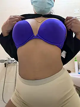 Snapshot of sessy_grl chatting on 02/25/26, 05:40 sessy grl online show from 02/25/26, 05:40