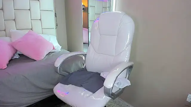 Evelyn sexy18 online show from 03/01/26, 12:10