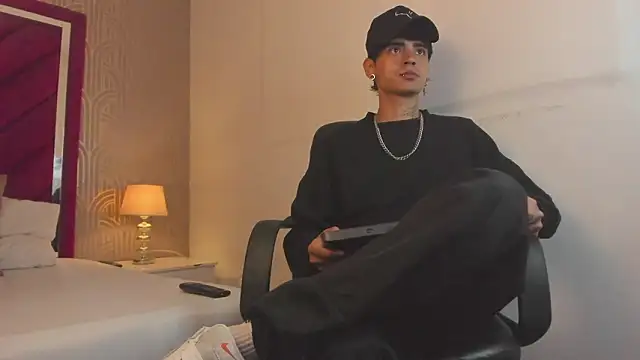 Snapshot of Dominic_Foxx chatting on 02/24/26, 01:23 Dominic Foxx online show from 02/24/26, 01:23