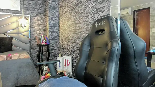Snapshot of Nicolle_Doll_ chatting on 06/19/26, 07:30 Nicolle Doll online show from 06/19/26, 07:30