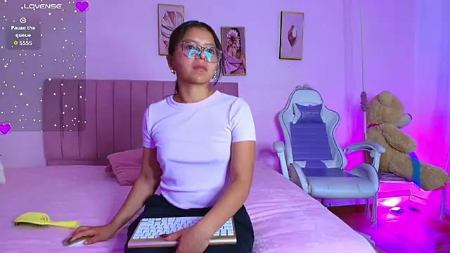 Snapshot of Zoow_bluussh chatting on 02/27/26, 12:05 Zoow bluussh online show from 02/27/26, 12:05