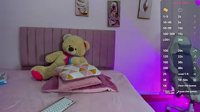 Snapshot of Zoow_bluussh chatting on 03/25/26, 12:04 Zoow bluussh online show from 03/25/26, 12:04