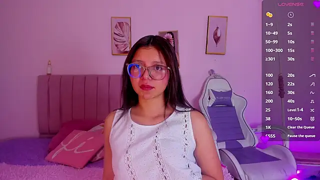 Snapshot of Zoow_bluussh chatting on 03/31/26, 12:07 Zoow bluussh online show from 03/31/26, 12:07