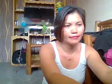 Snapshot of yum330 chatting on 06/18/26, 05:28 yum330 online show from 06/18/26, 05:28