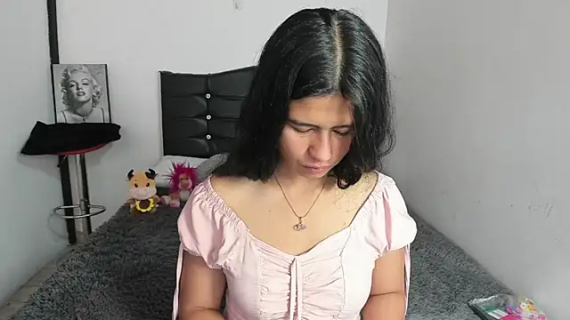 LatinaQueen23 online show from 04/11/26, 02:10