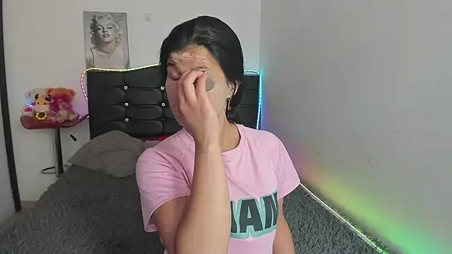 LatinaQueen23 online show from 05/06/26, 03:49