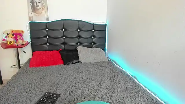 LatinaQueen23 online show from 05/04/26, 03:59