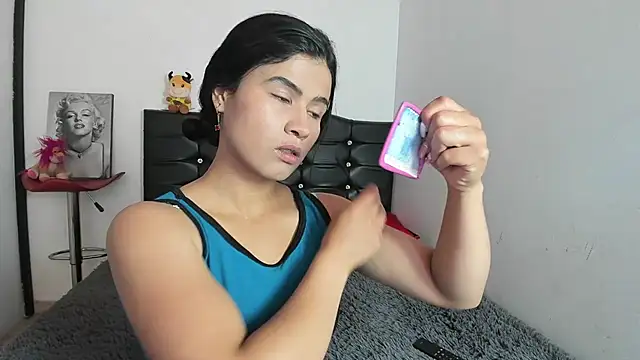 LatinaQueen23 online show from 04/22/26, 02:46