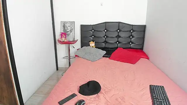 LatinaQueen23 online show from 05/03/26, 02:20