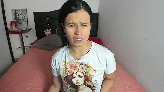 LatinaQueen23 online show from 04/28/26, 03:49