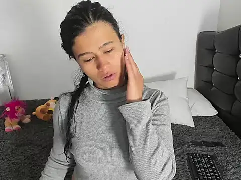 LatinaQueen23 online show from 03/27/26, 01:45