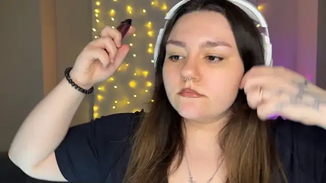 Snapshot of RiotKitten1 chatting on 02/28/26, 02:33 RiotKitten1 online show from 02/28/26, 02:33