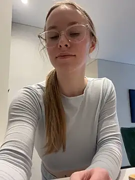 Vikkie seXyGiiiirl XoXo online show from 03/02/26, 12:23