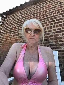 Snapshot of Heidiblueeyes chatting on 05/28/26, 01:17 Heidiblueeyes online show from 05/28/26, 01:17