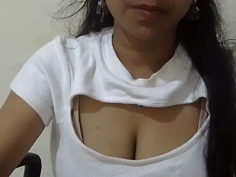 Snapshot of cute_momo_love chatting on 06/05/26, 06:52 cute momo love online show from 06/05/26, 06:52