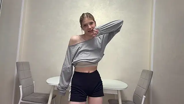 Snapshot of Carolini_i chatting on 06/27/26, 04:35 Carolini i online show from 06/27/26, 04:35