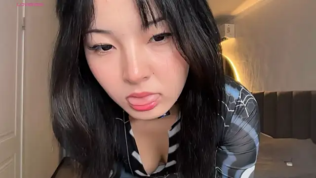 Snapshot of minnie_joy chatting on 06/19/26, 12:55 minnie joy online show from 06/19/26, 12:55
