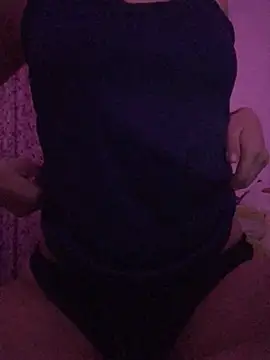 Snapshot of eemilyy22 chatting on 02/25/26, 02:56 eemilyy22 online show from 02/25/26, 02:56