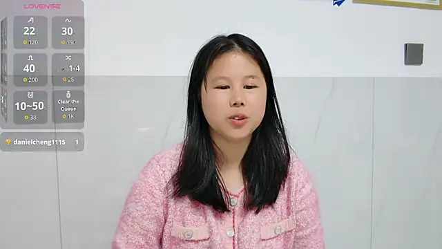 Snapshot of Hannah-33 chatting on 02/25/26, 10:04 Hannah-33 online show from 02/25/26, 10:04