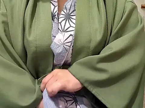 Snapshot of emi_chan_7 chatting on 06/10/26, 01:12 emi chan 7 online show from 06/10/26, 01:12