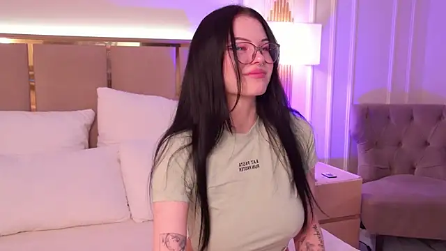 Snapshot of CindyMil chatting on 03/04/26, 06:21 CindyMil online show from 03/04/26, 06:21